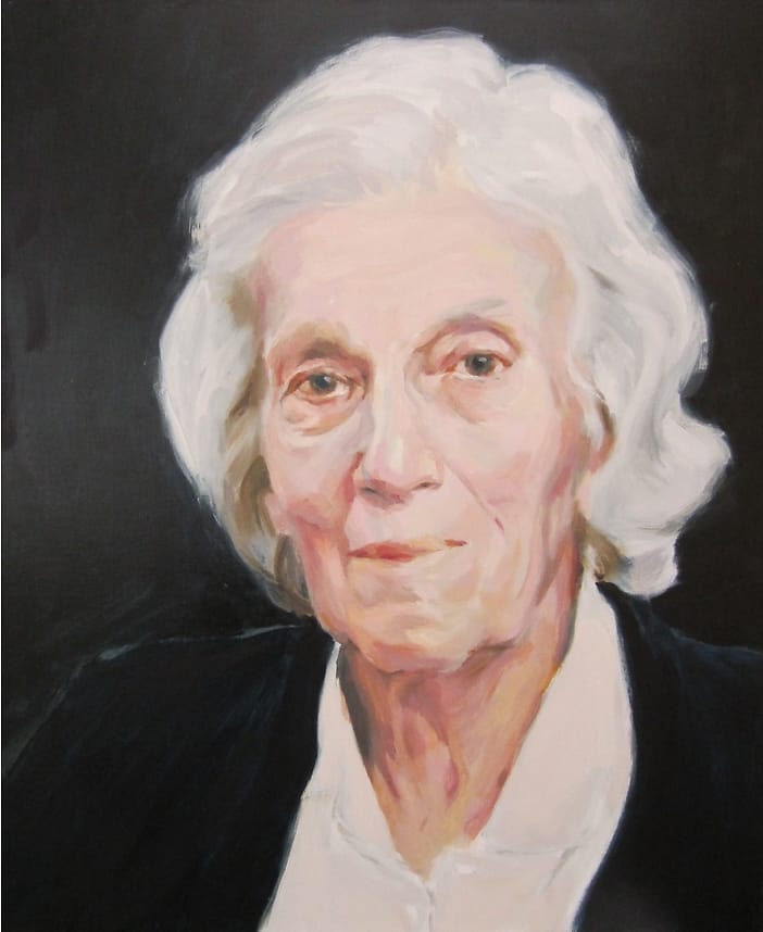 Realistisch olieverf portret van oude dame met kort grijs haar tegen donkerblauwe achtergrond.