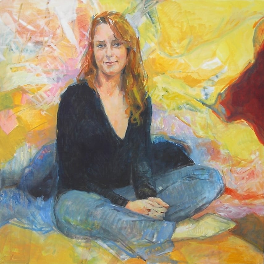 Olieverf portret van jonge vrouw met lang rood haar, in kleermakerszit tegen kleurrijke achtergrond.