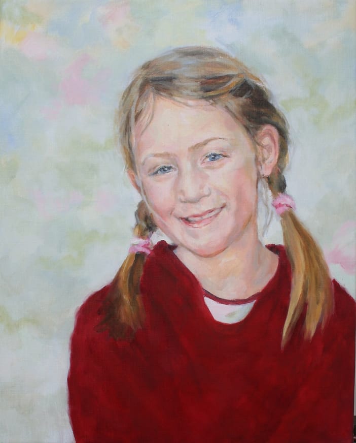 Olieverf portret van meisje met donkerblonde vlechtjes en donkerrode trui tegen achtergrond van blauwe, groene en roze pasteltinten.