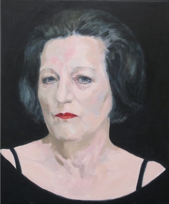 Realistisch olieverf portret van nadenkend kijkende oudere vrouw met kort zwart haar tegen donkerblauwe achtergrond.